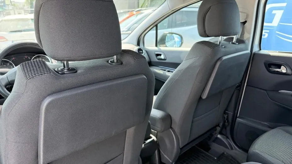 PEUGEOT 5008 -