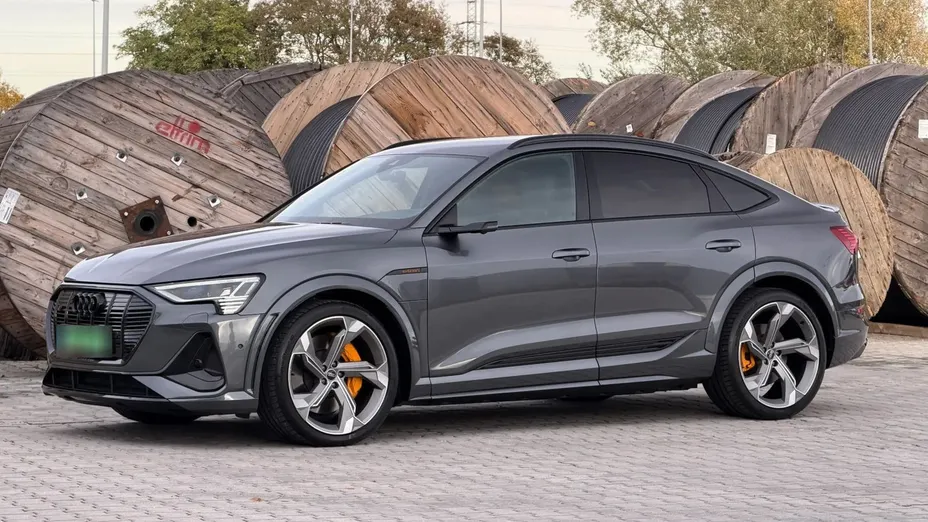 AUDI e-tron -