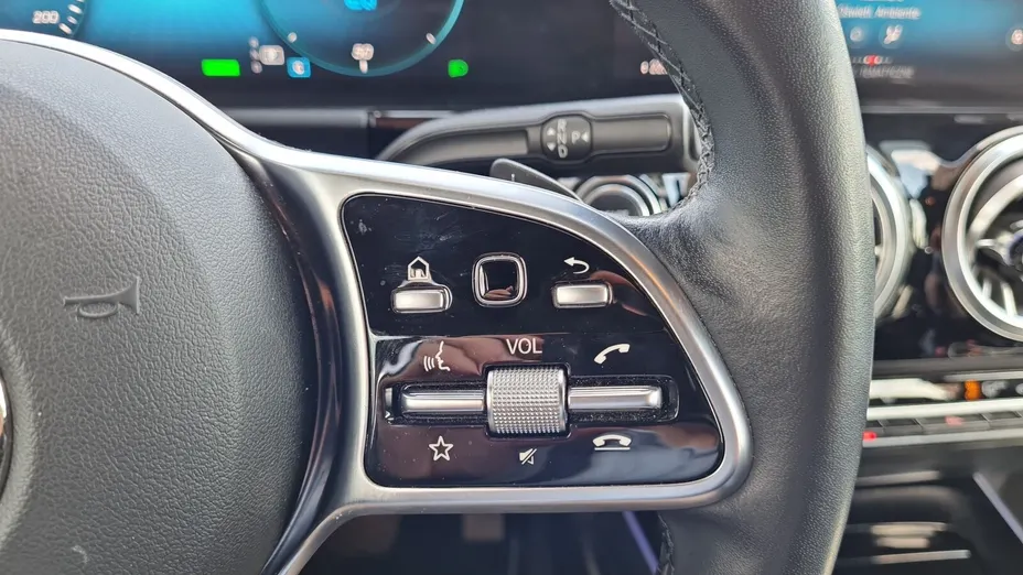MERCEDES-BENZ EQA EQA 300 66.5kWh 4-Matic Progressive