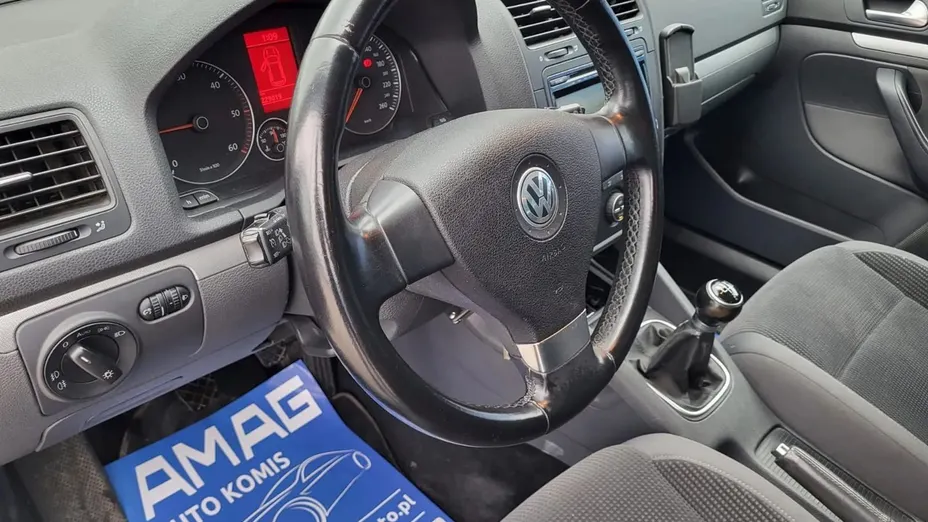 VOLKSWAGEN Golf -