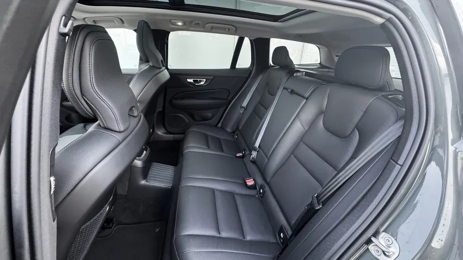 VOLVO V60 V60 T6 AWD Plug-In Hybrid Plus Dark aut