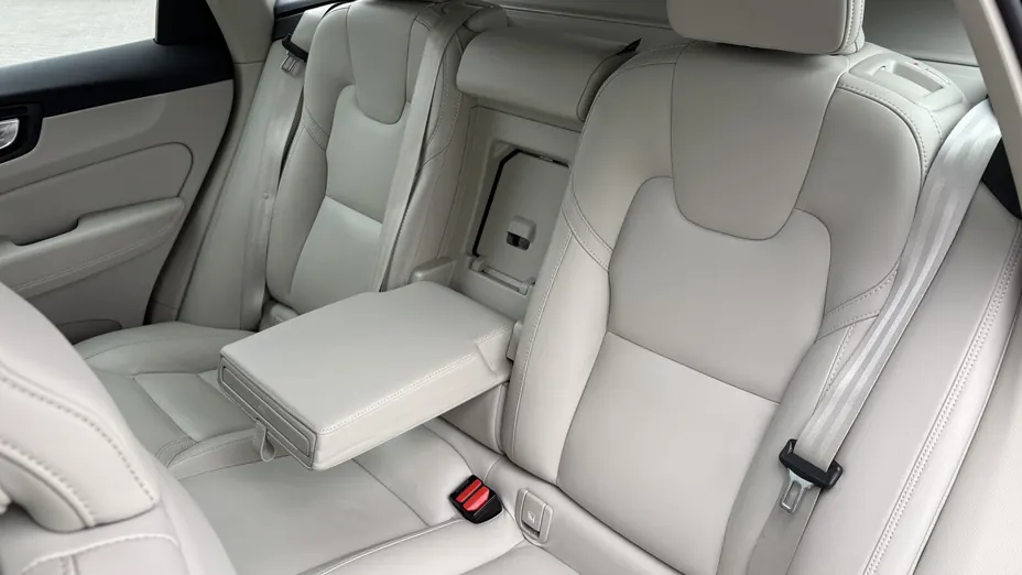 VOLVO XC60 XC60 B4 D Plus Dark aut