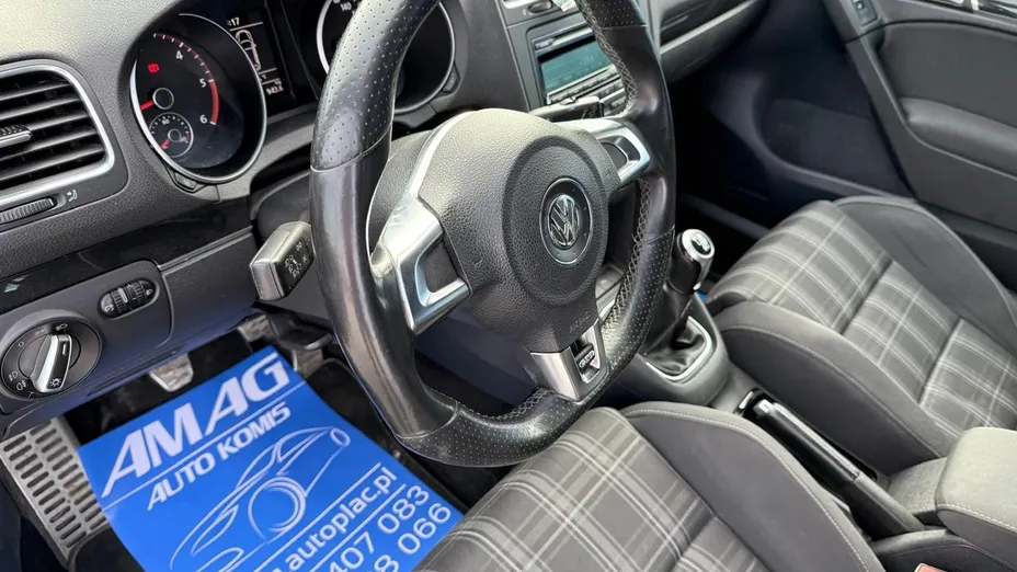 VOLKSWAGEN Golf -