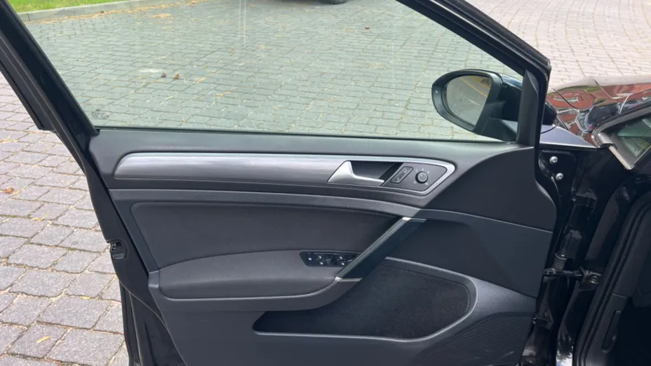 VOLKSWAGEN Golf -