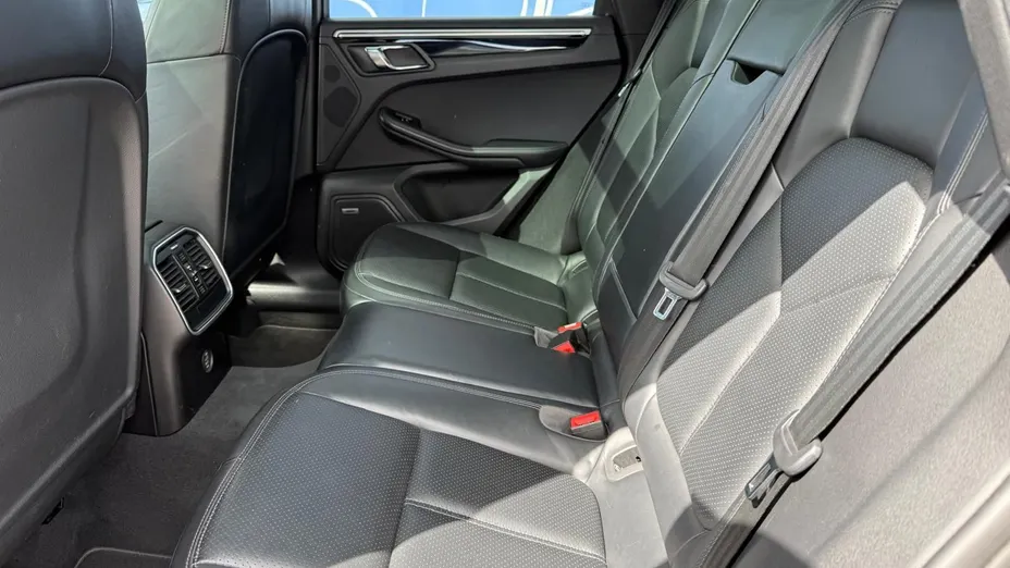 PORSCHE Macan -