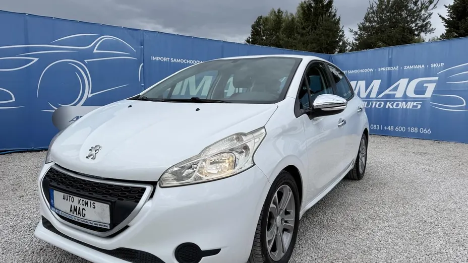 PEUGEOT 208 -