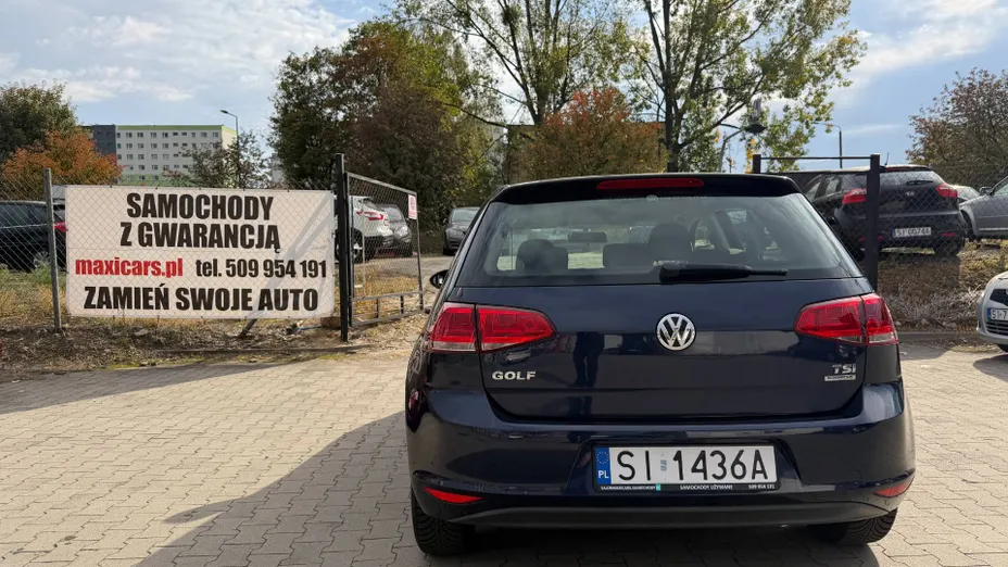 VOLKSWAGEN Golf -