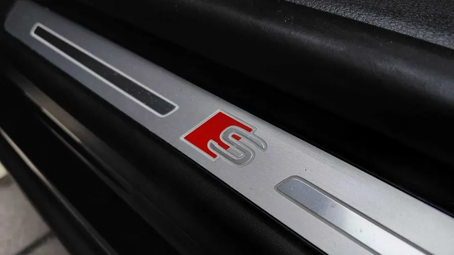 AUDI Q8 -