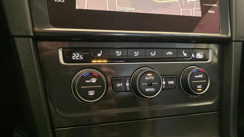 VOLKSWAGEN Golf -