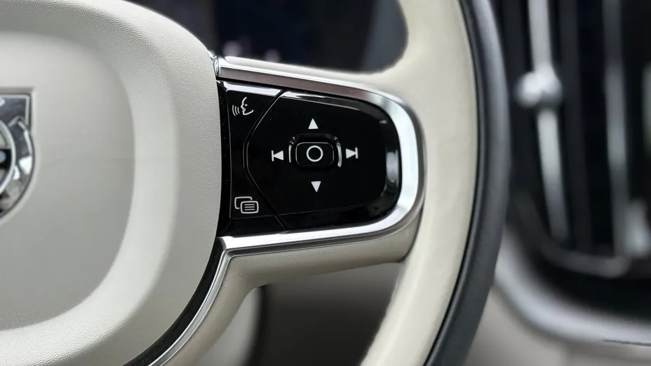 VOLVO XC60 XC60 B4 D AWD Plus Dark aut