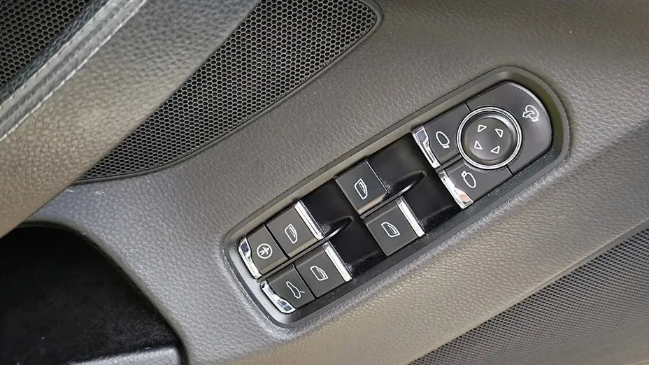 PORSCHE Panamera -