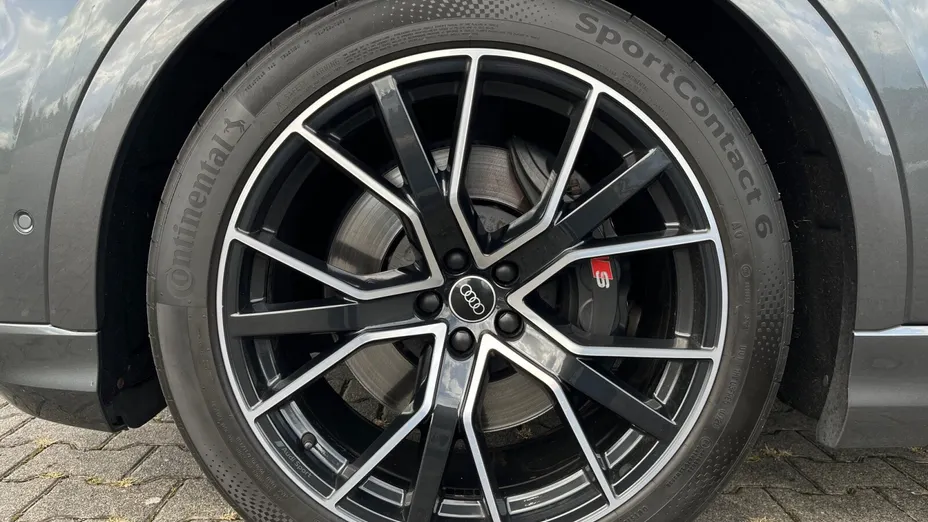 AUDI SQ8 -