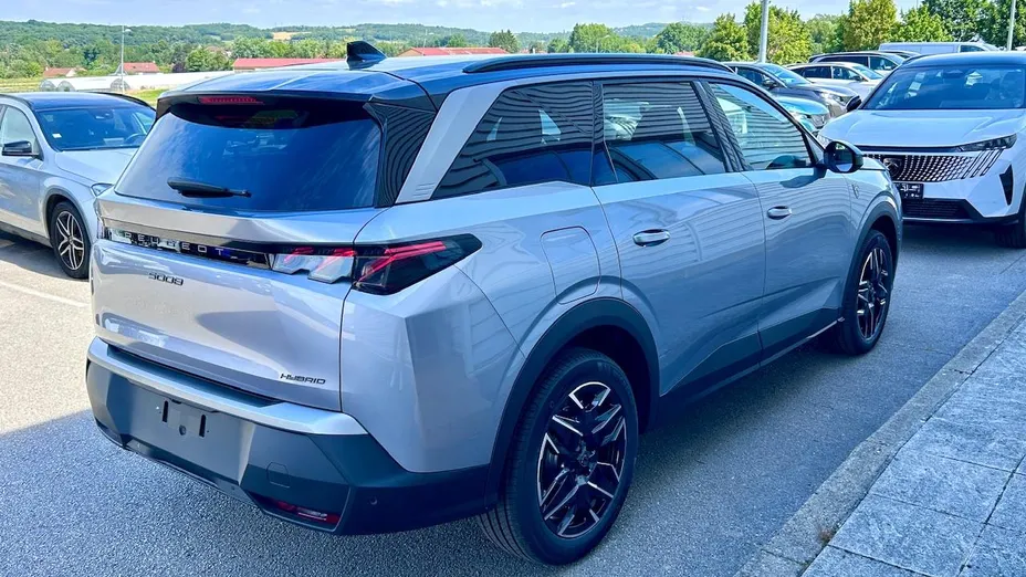PEUGEOT 5008 -
