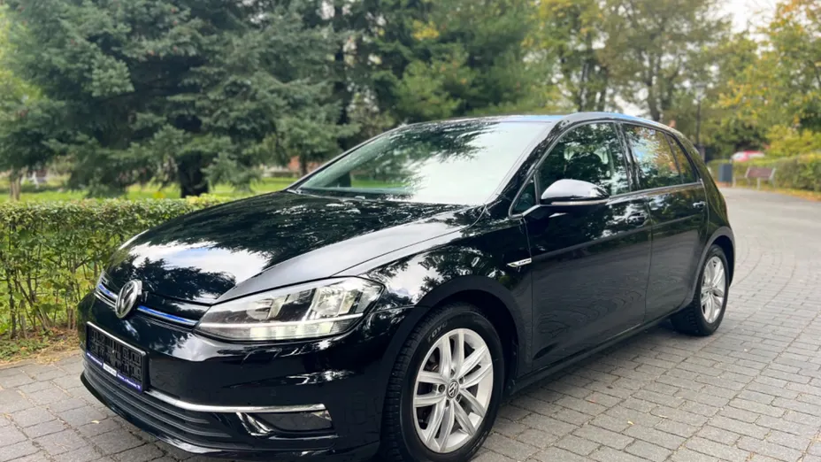 VOLKSWAGEN Golf -