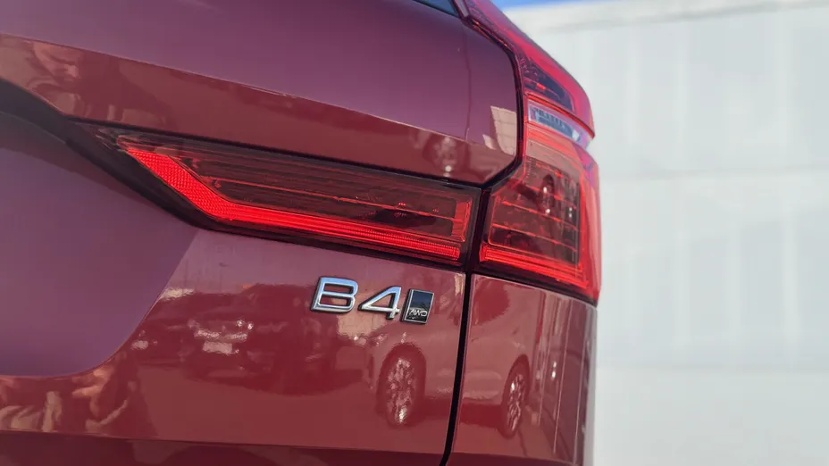 VOLVO XC60 XC60 B4 D AWD R-Design aut