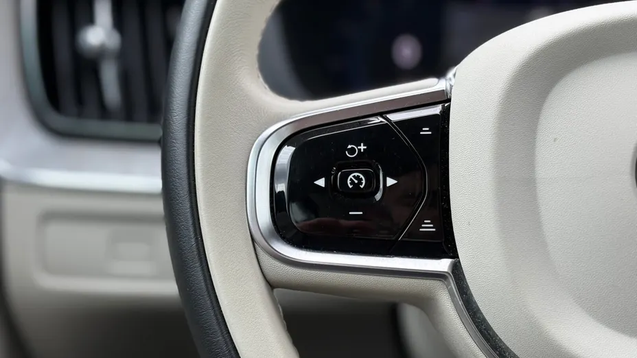 VOLVO XC60 XC60 B4 D AWD Plus Dark aut