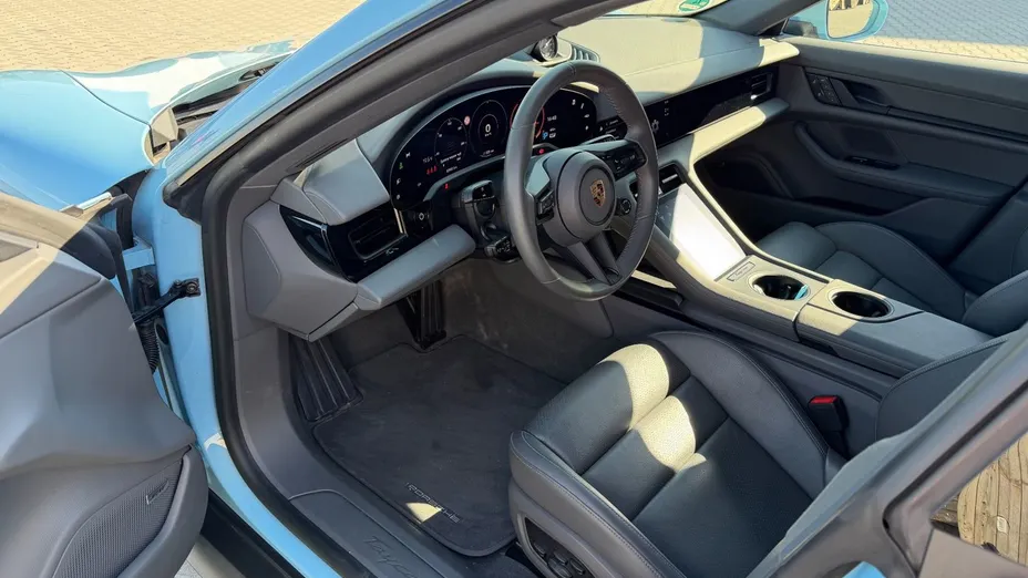 PORSCHE Taycan -