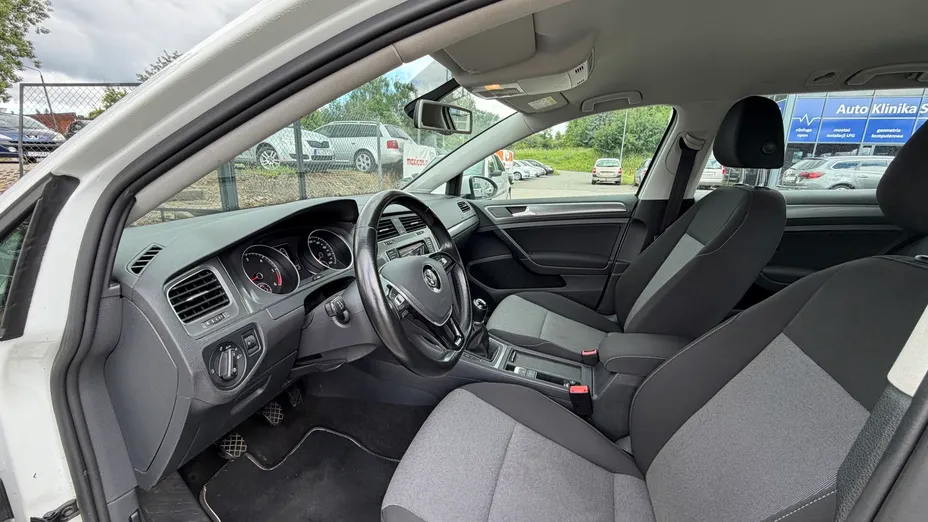 VOLKSWAGEN Golf -