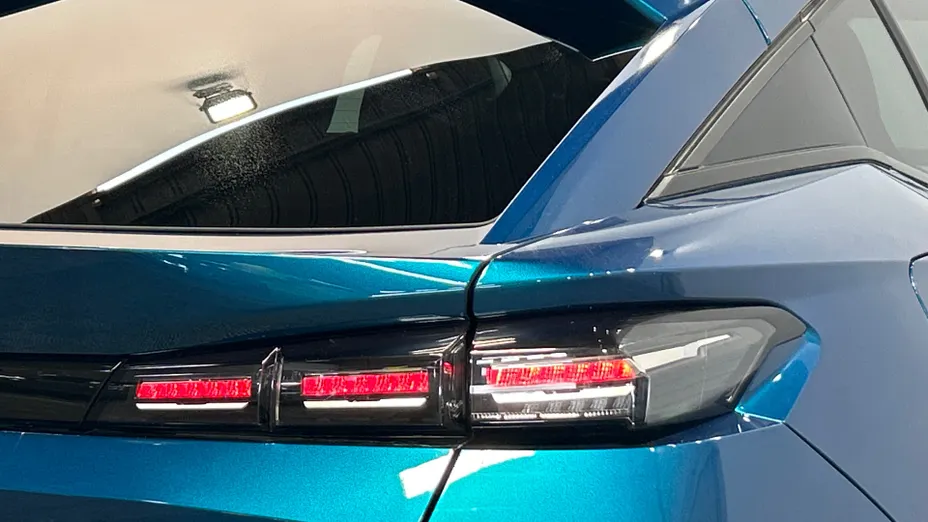 PEUGEOT 408 -