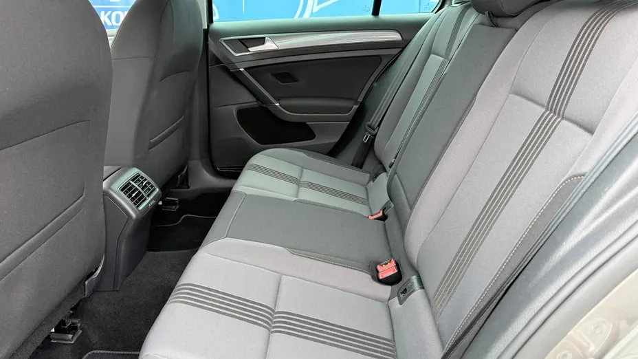 VOLKSWAGEN Golf -
