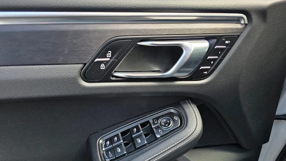 PORSCHE Macan -