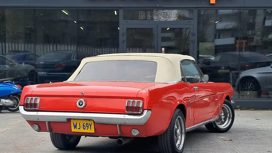 FORD Mustang -