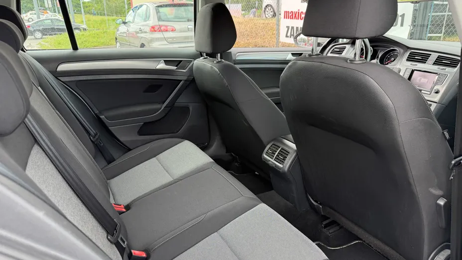 VOLKSWAGEN Golf -