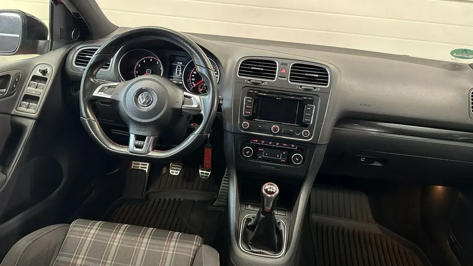 VOLKSWAGEN Golf -