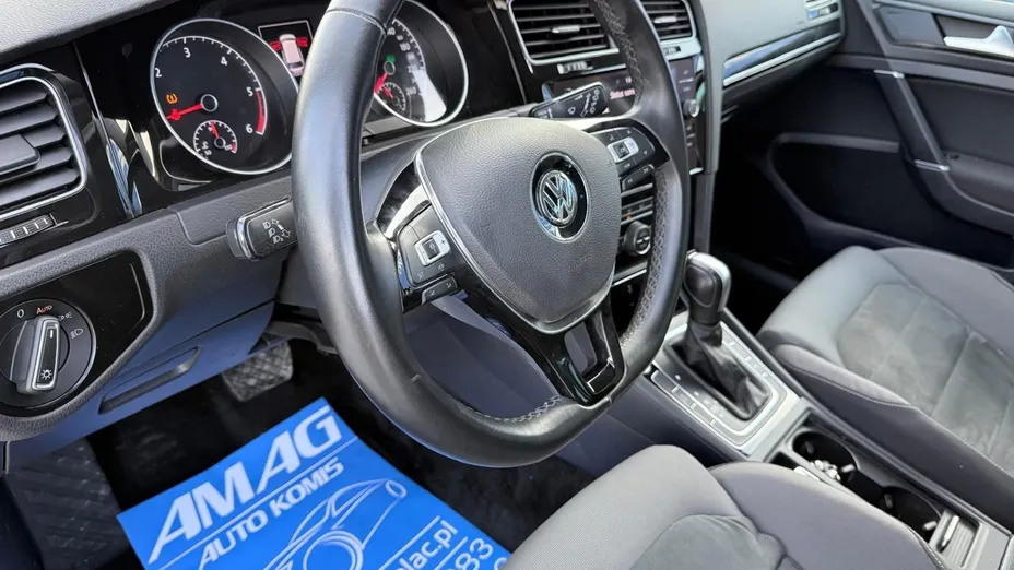 VOLKSWAGEN Golf -