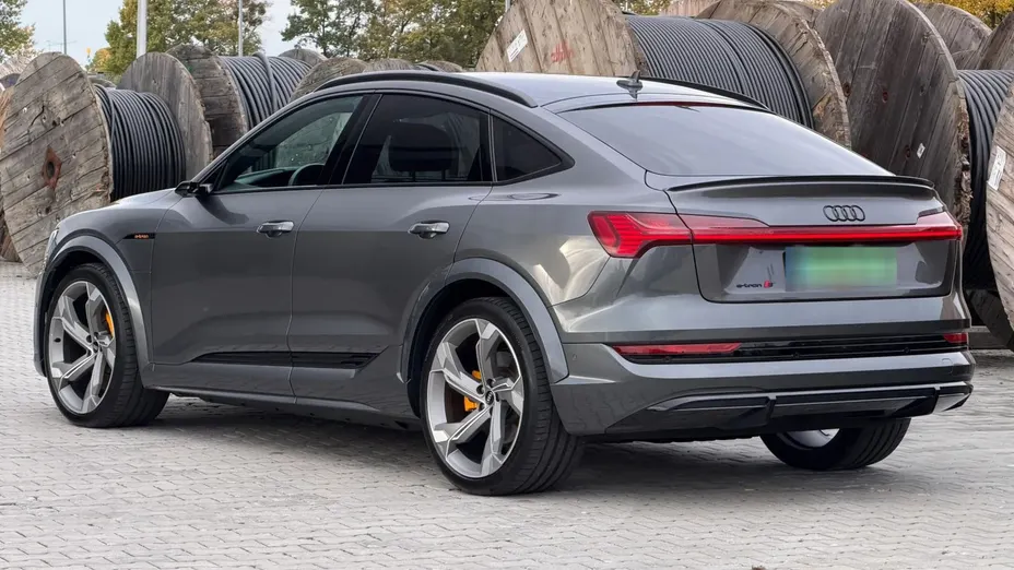 AUDI e-tron -