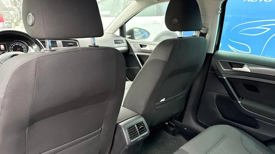 VOLKSWAGEN Golf -