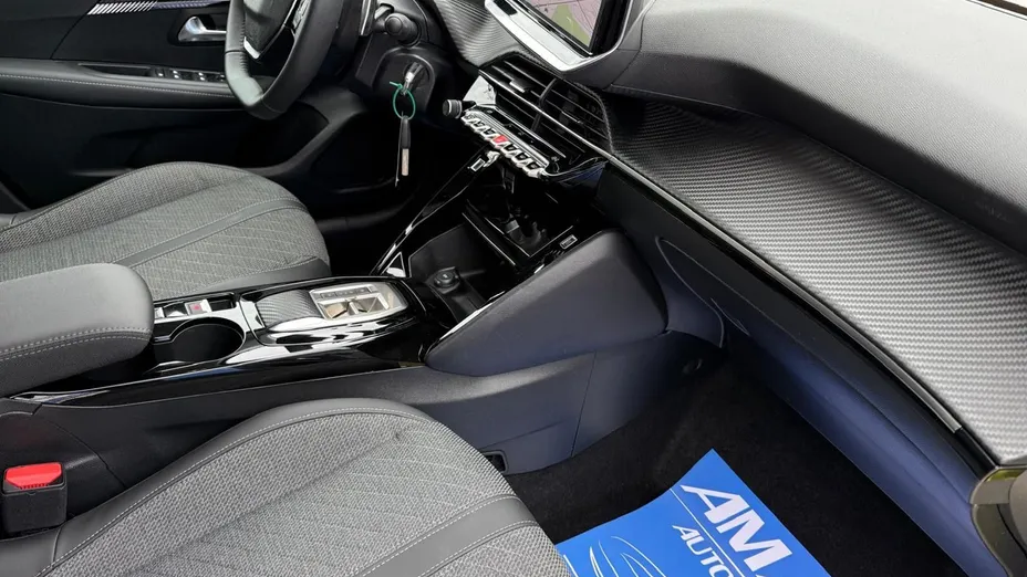 PEUGEOT 208 -