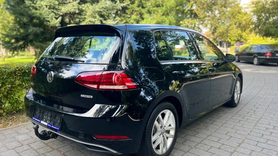 VOLKSWAGEN Golf -