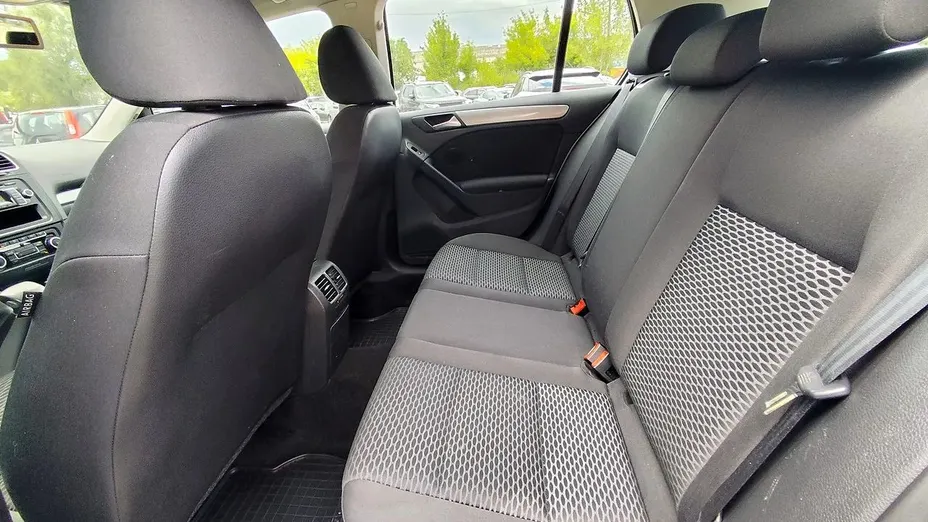 VOLKSWAGEN Golf -