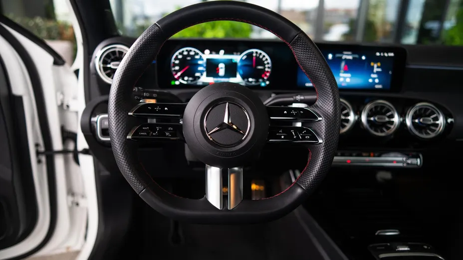 MERCEDES-BENZ A Klasa A 250 e PHEV AMG Line 8G-DCT