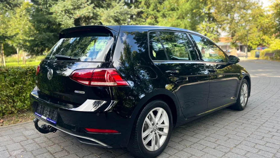 VOLKSWAGEN Golf -