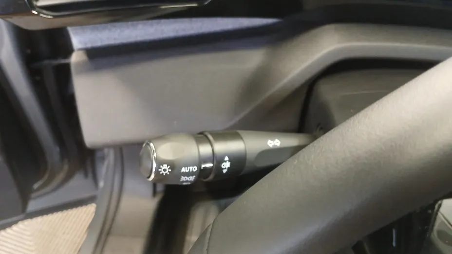 PEUGEOT 408 -