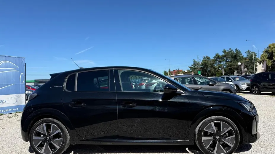 PEUGEOT 208 -