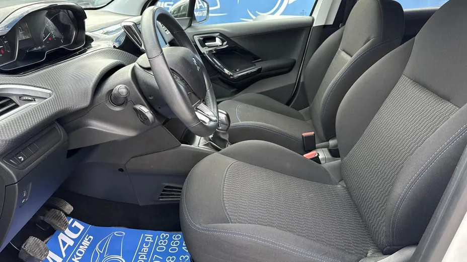 PEUGEOT 208 -