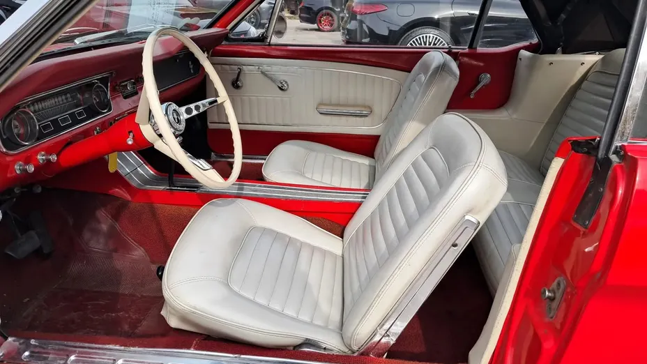 FORD Mustang -