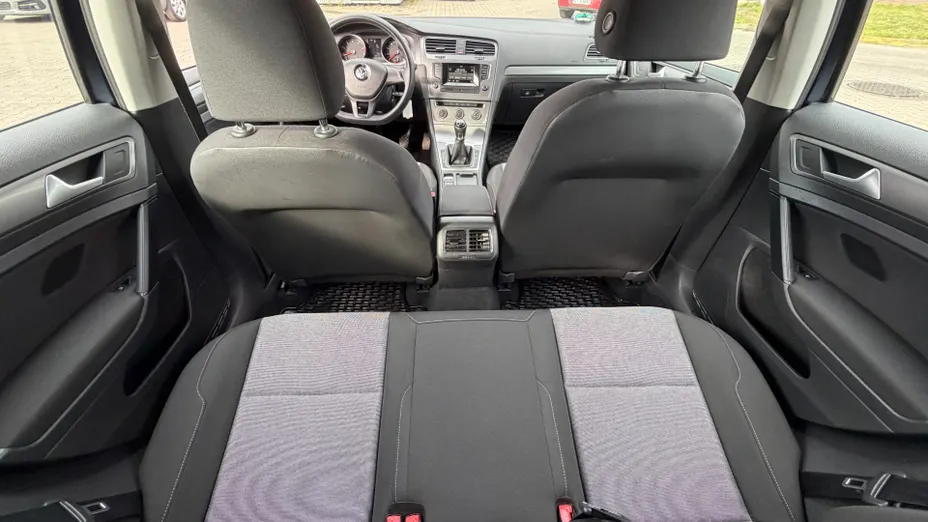 VOLKSWAGEN Golf -