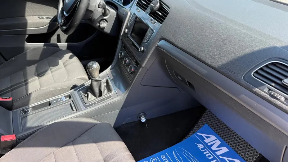 VOLKSWAGEN Golf -