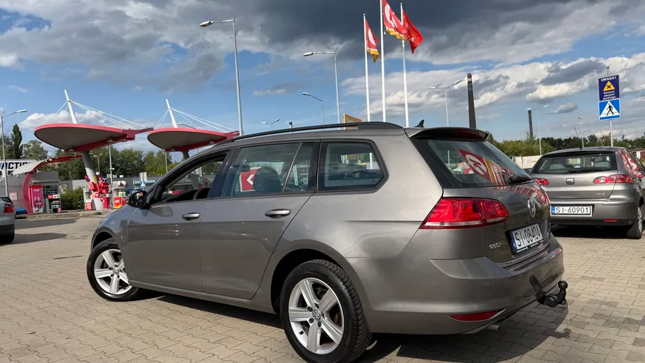 VOLKSWAGEN Golf -