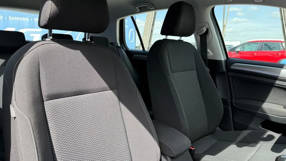 VOLKSWAGEN Golf -