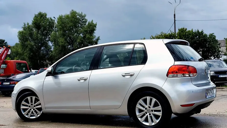 VOLKSWAGEN Golf -