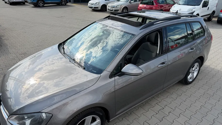 VOLKSWAGEN Golf -