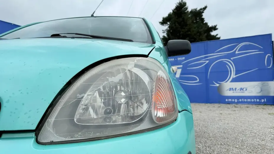 TOYOTA Yaris -