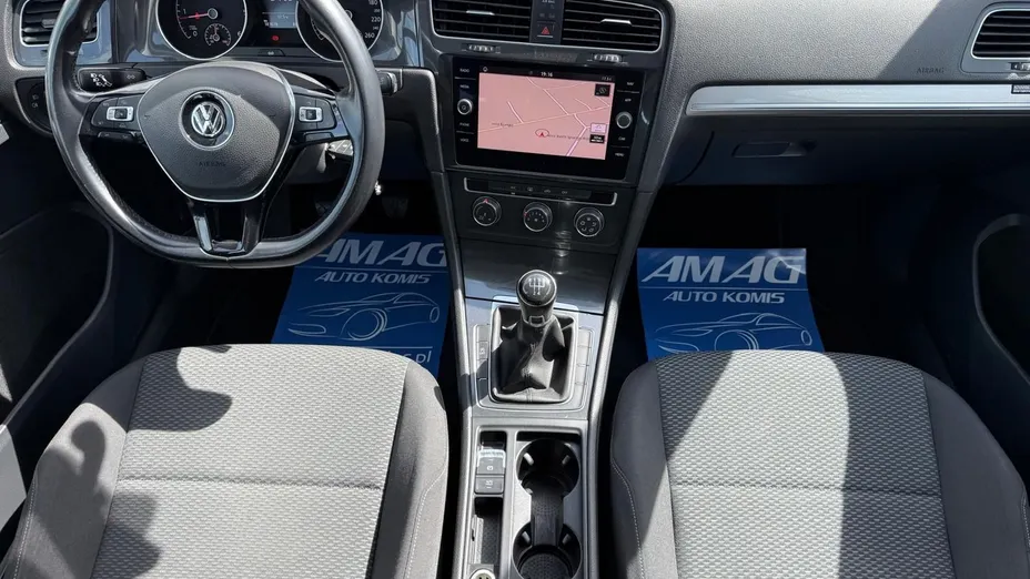 VOLKSWAGEN Golf -