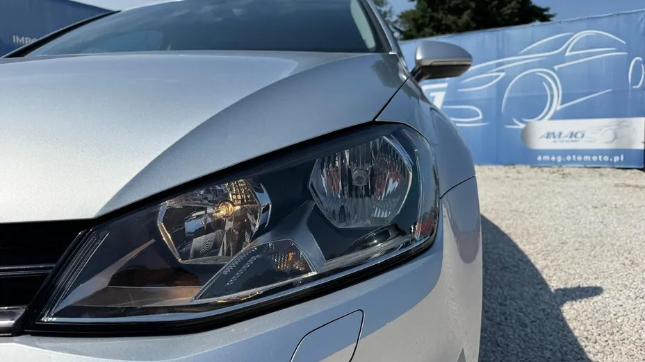 VOLKSWAGEN Golf -