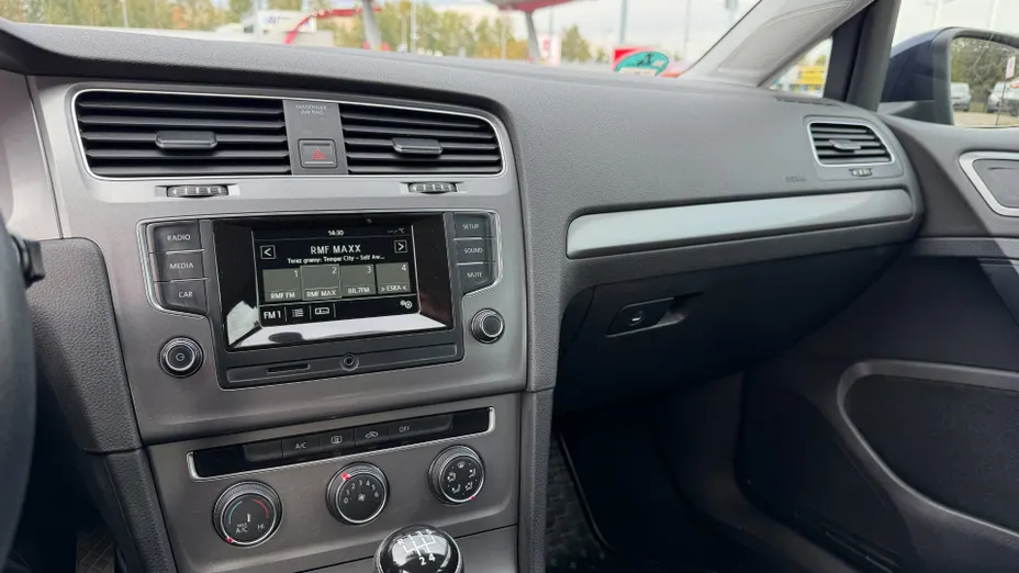 VOLKSWAGEN Golf -